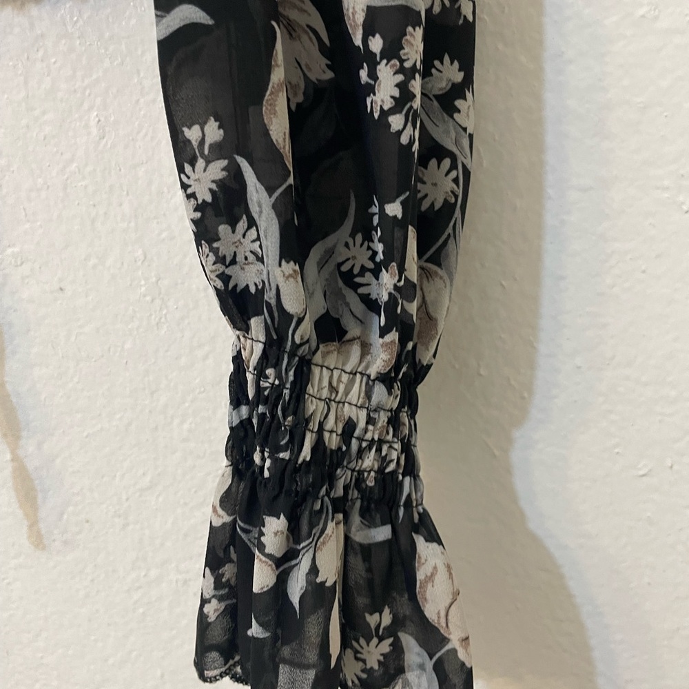 ๐บCute Blouse!! - Picture 3 of 4